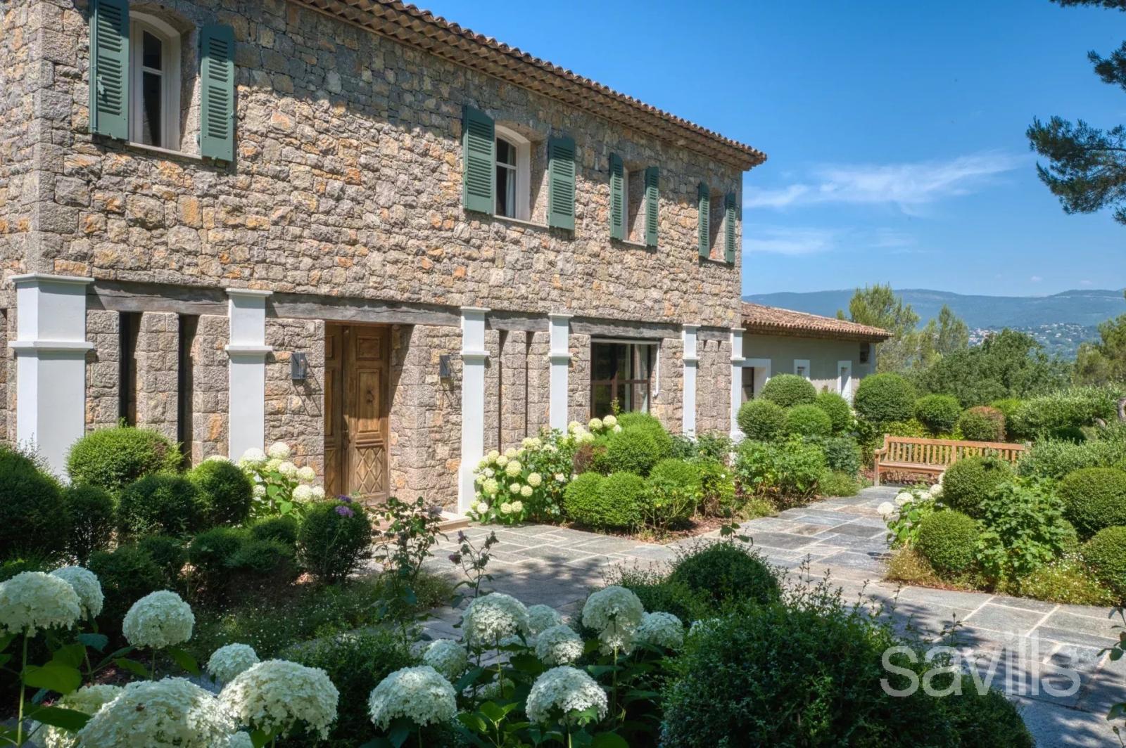 Villa de prestige avec vue panoramique.