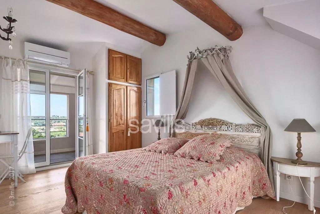 Une charmante villa surplombant le village de Saint-Tropez