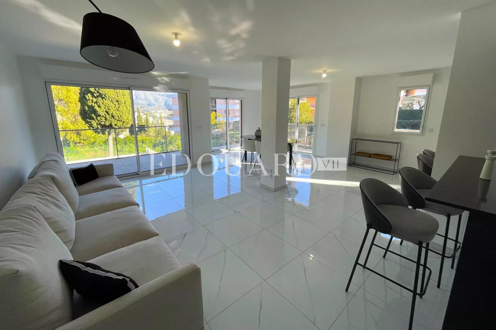 Dans un immeuble neuf, à vendre vaste trois pièces avec belle vue dégagée, terrasse et jardin