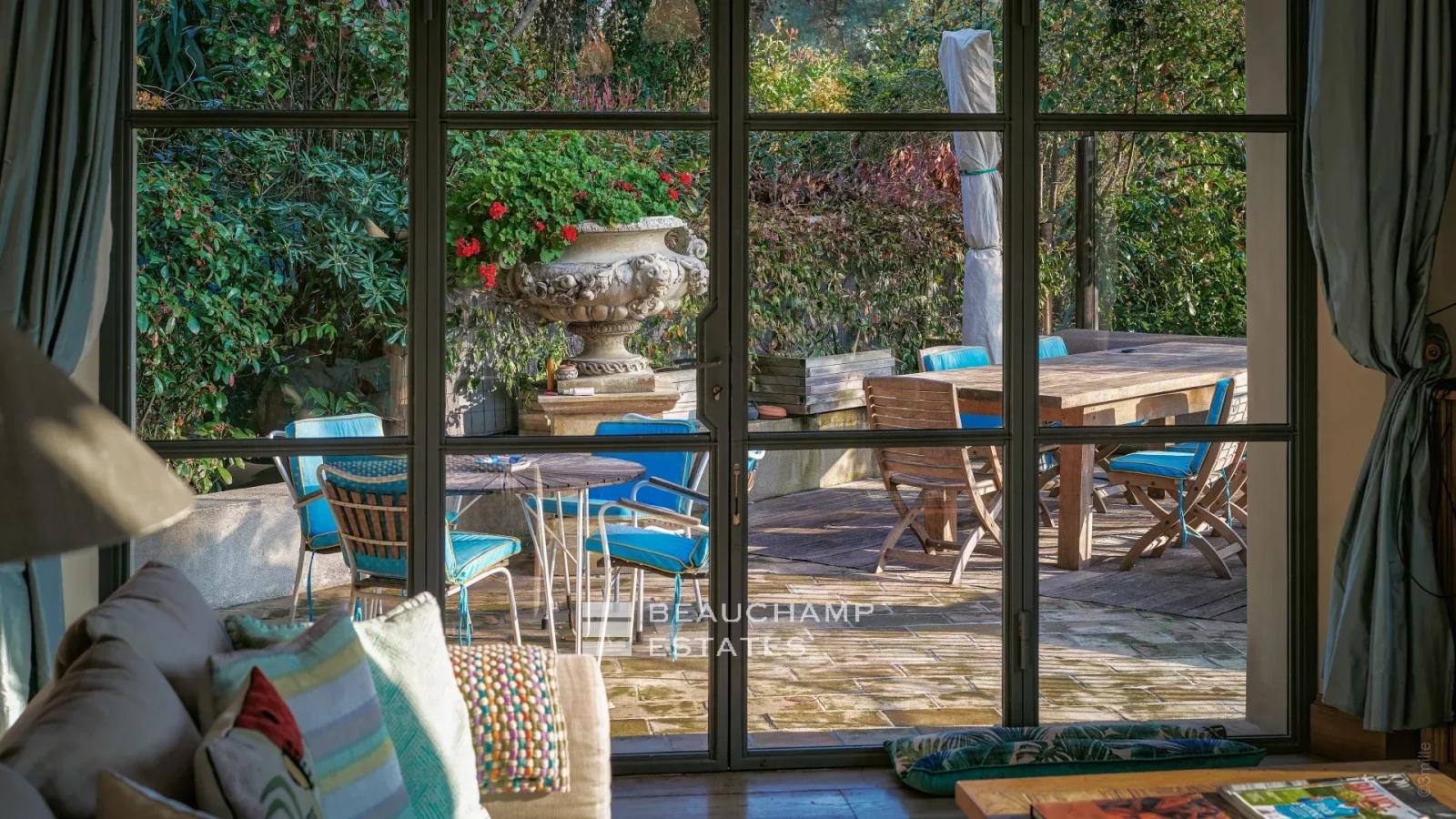 Villa avec piscine et vue mer à pied des plages et des commerces - cap d'Antibes