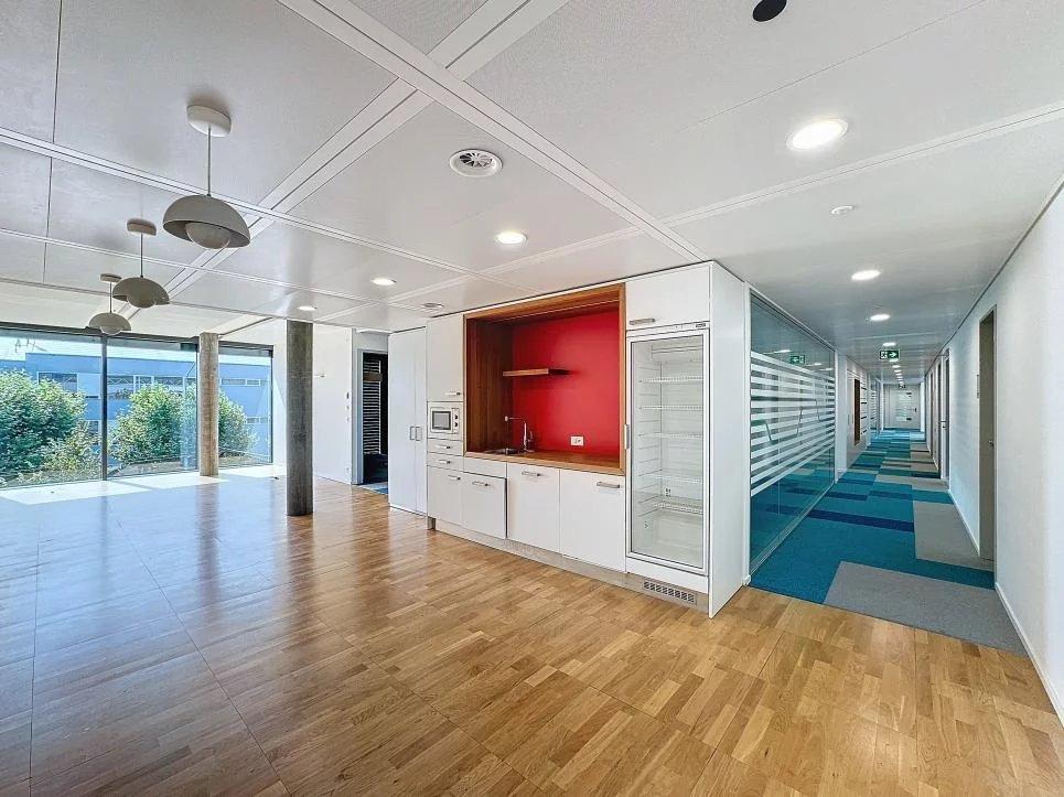 Bureaux spacieux à louer, emplacement stratégique proche de l'aéroport.