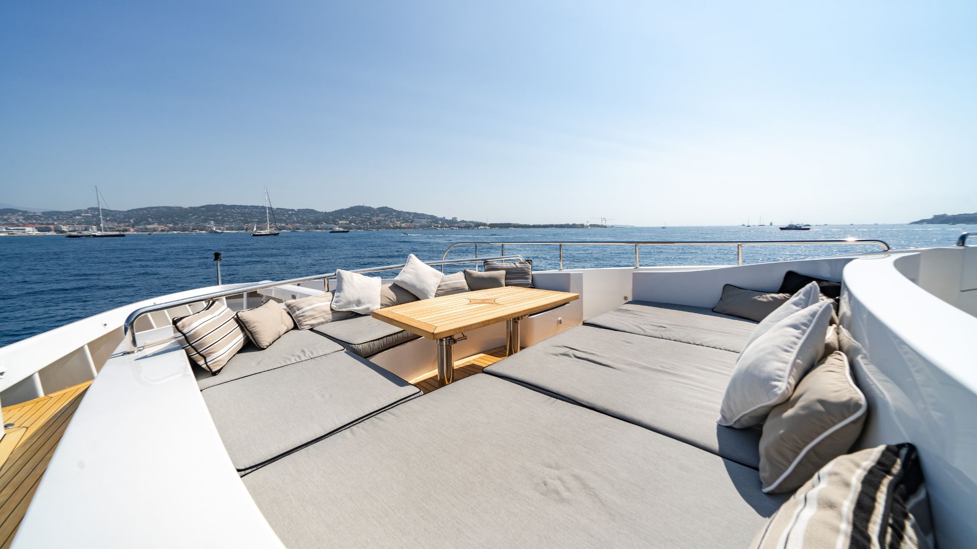 f2Q8F_yacht_flybridge.jpg