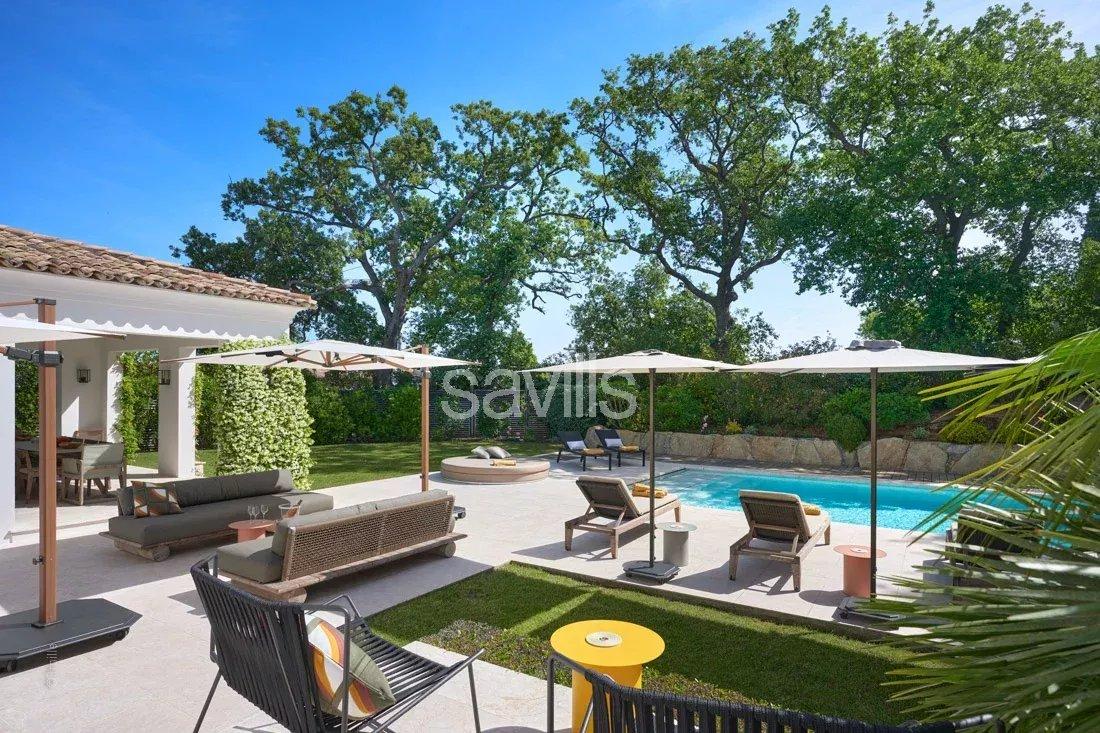 Élégante villa avec piscine, jardin et jacuzzi, à pied du centre de Saint-Tropez