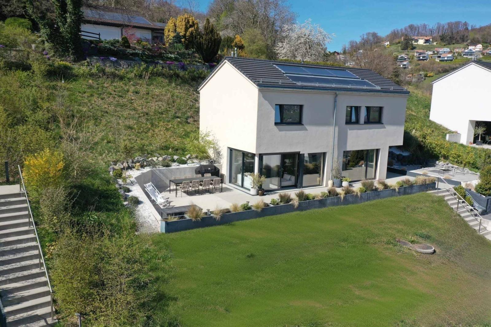 Idéale pour une famille ! Villa individuelle contemporaine avec vue imprenable