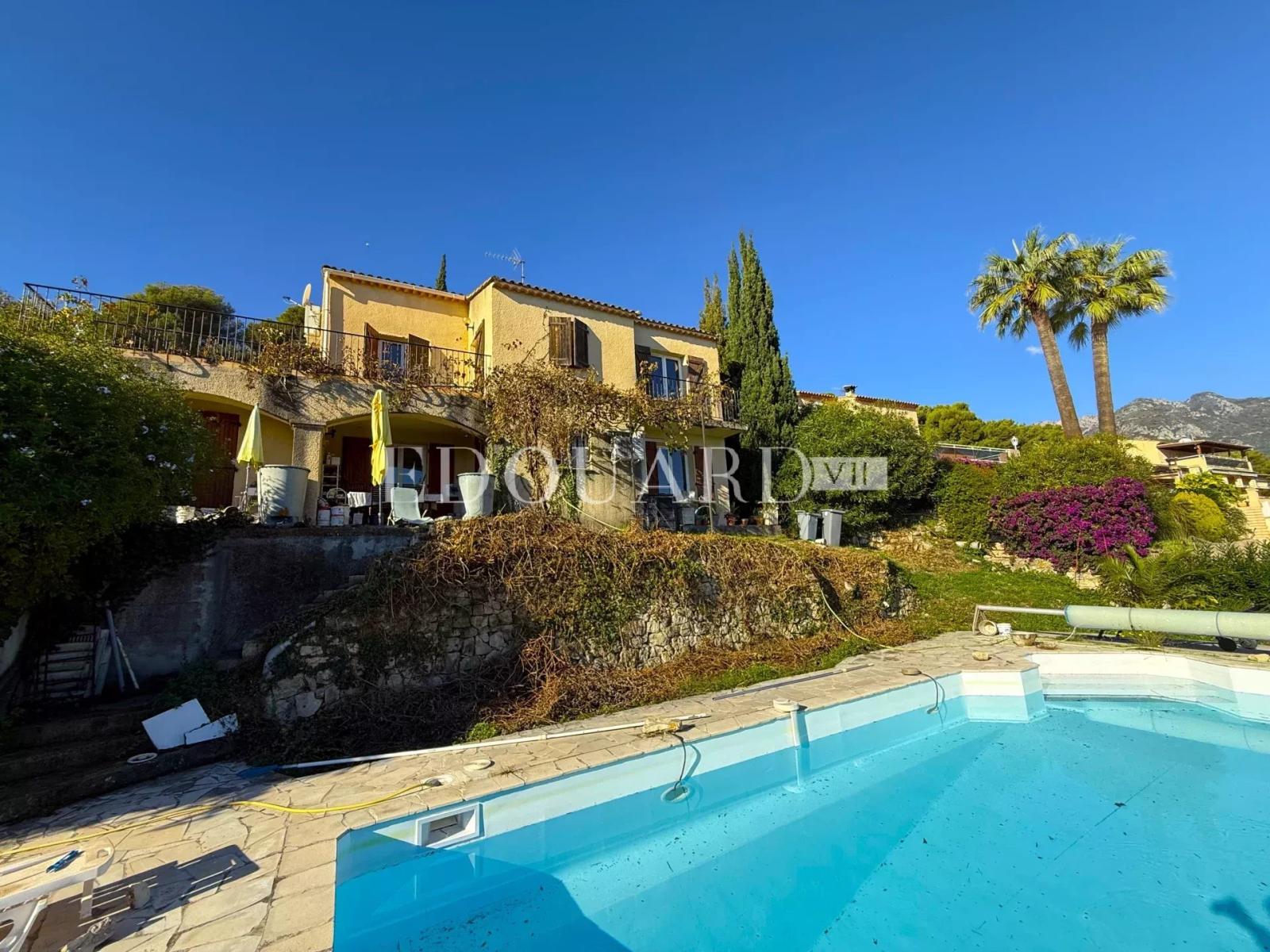 Villa à rénover avec piscine et vue panoramique exceptionnelle sur la mer jusqu'aux côtes italiennes
