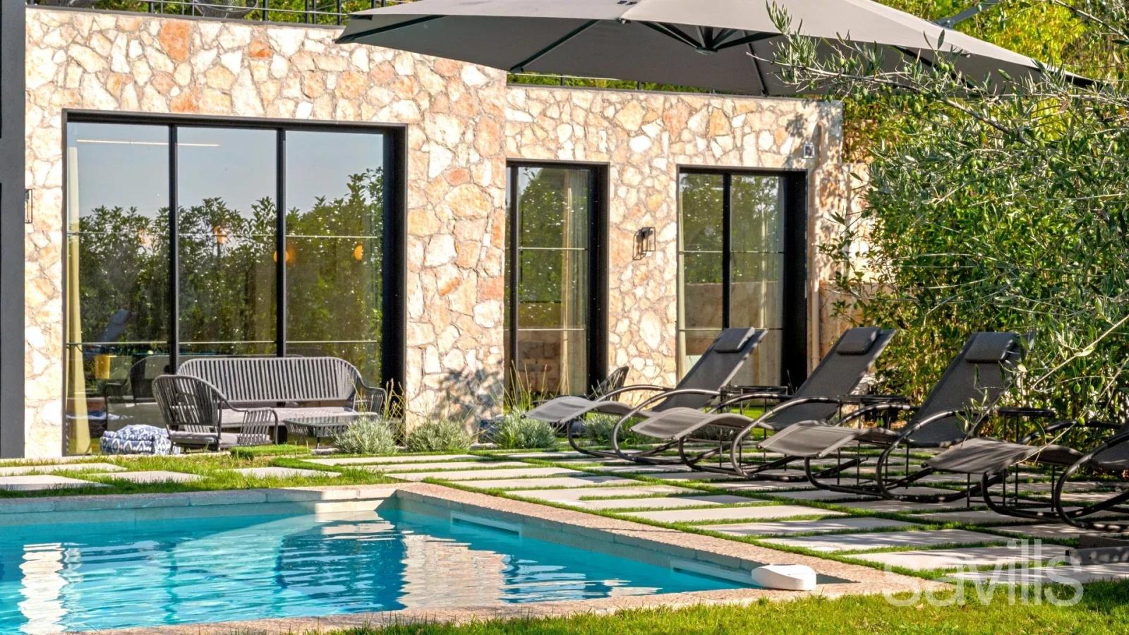 Propriété unique avec piscine et spa, dans un environnement paisible