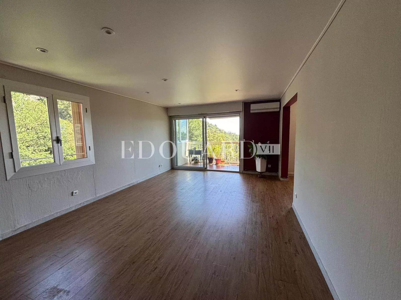 Trois pièces en bon état avec jolie terrasse, belle vue panoramique jusqu'à la mer, cave, possibilité garage