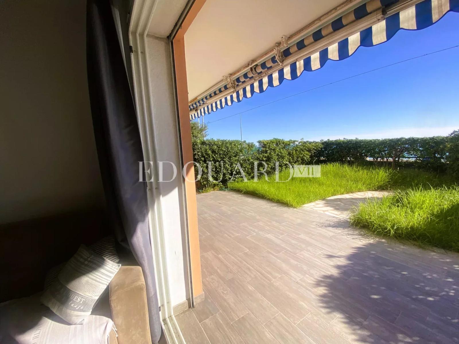 Trois pièces entièrement rénové avec terrasse, jardin et splendide vue mer, dans immeuble face aux plages