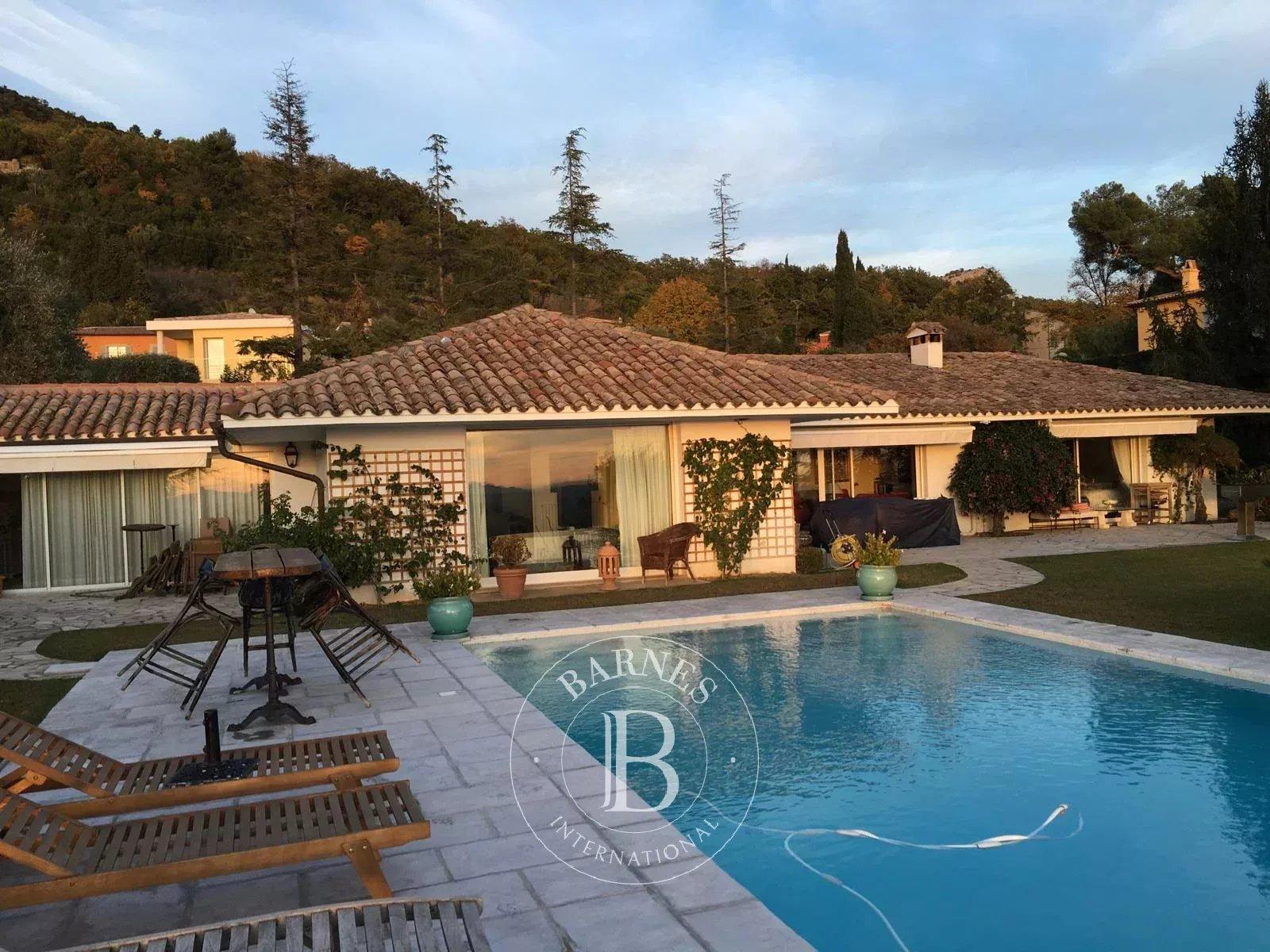 Vence – Élégante villa de plain-pied avec vue mer et collines
