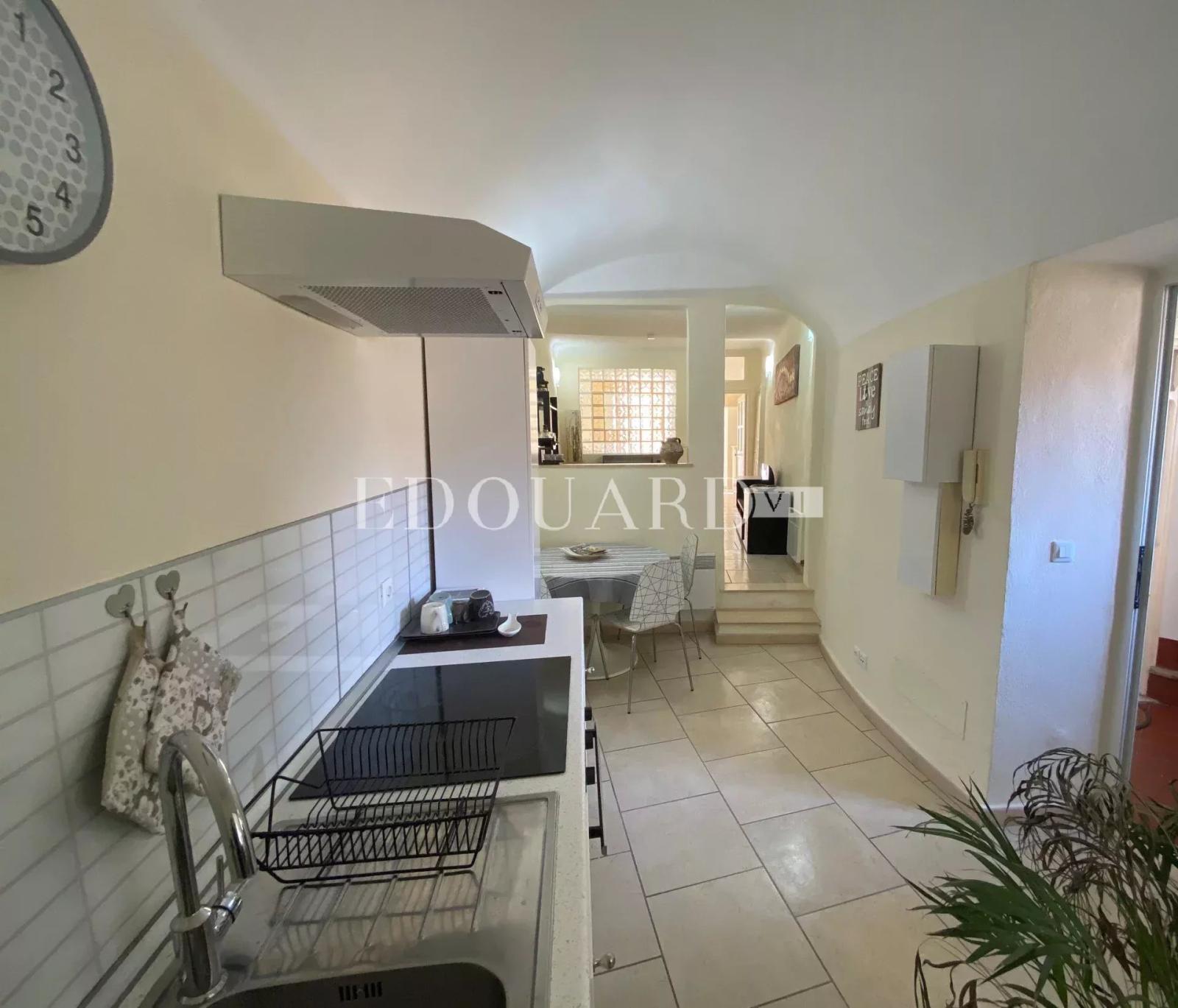 Deux pièces traversant complètement rénové, au dernier étage d'un immeuble ancien dans le centre historique