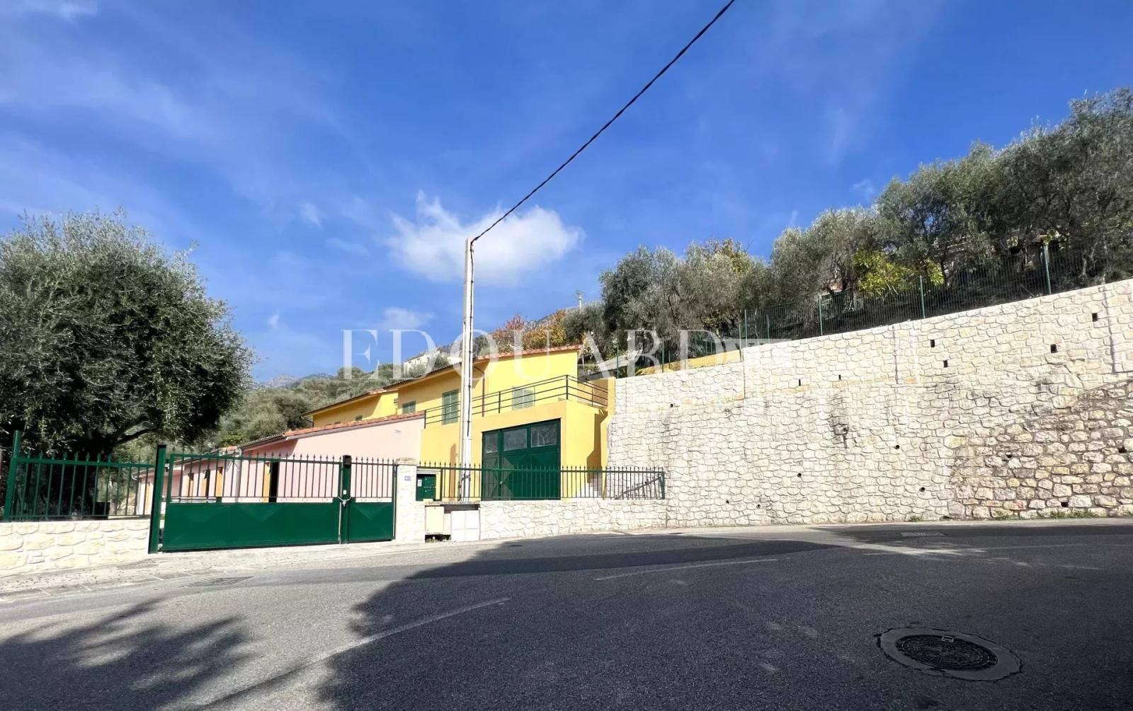 Villa en cours de rénovation avec vaste terrain, spacieuse terrasse, double garage et parking. Exclusivité