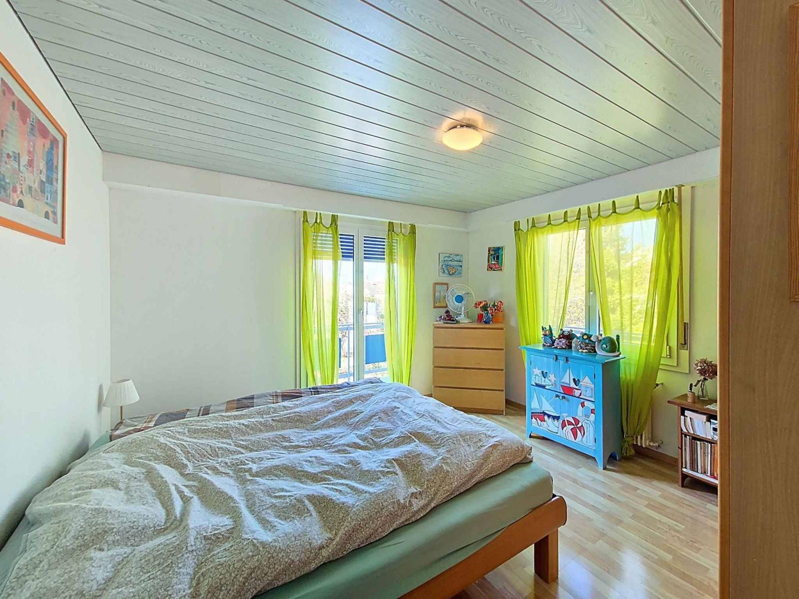 Maison individuelle lumineuse dans un cadre verdoyant