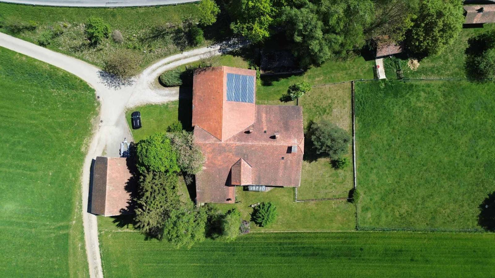 Charmante ferme de 7 pièces à rénover, environnement paisible avec annexes