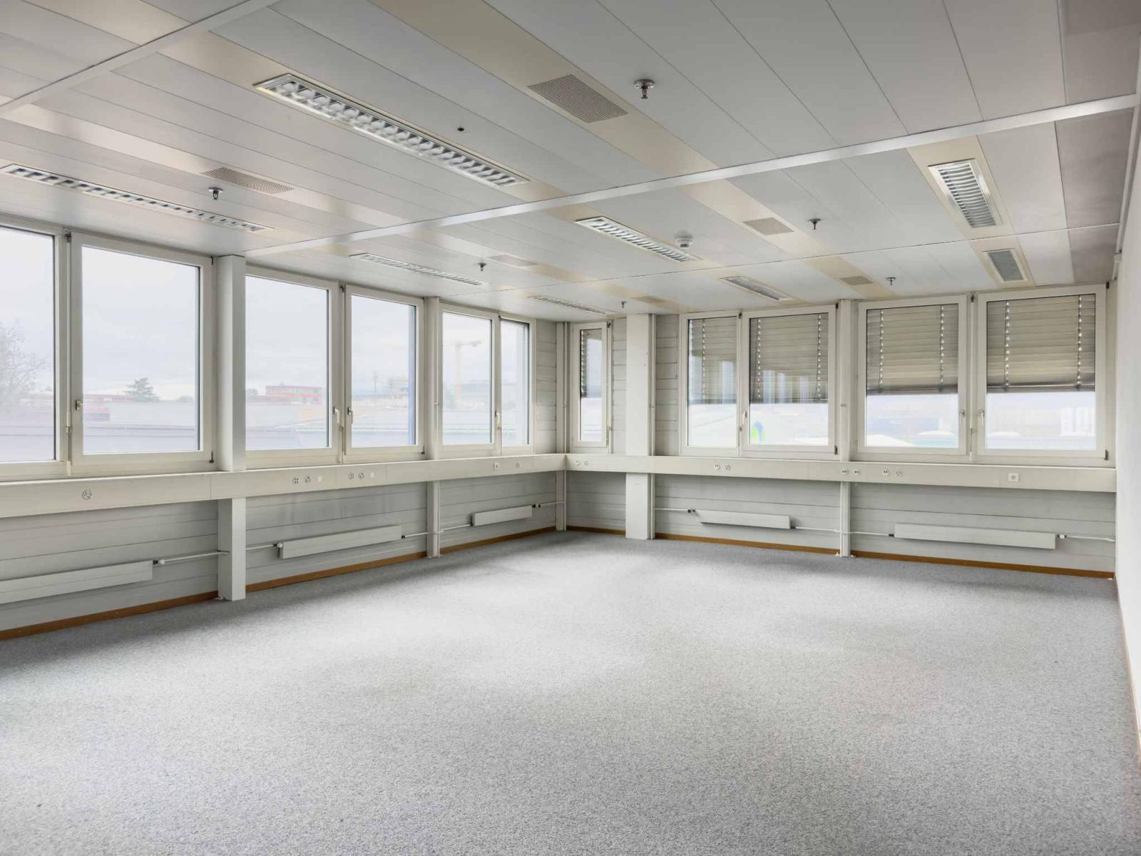 Bureaux lumineux et semi-aménagés à Meyrin