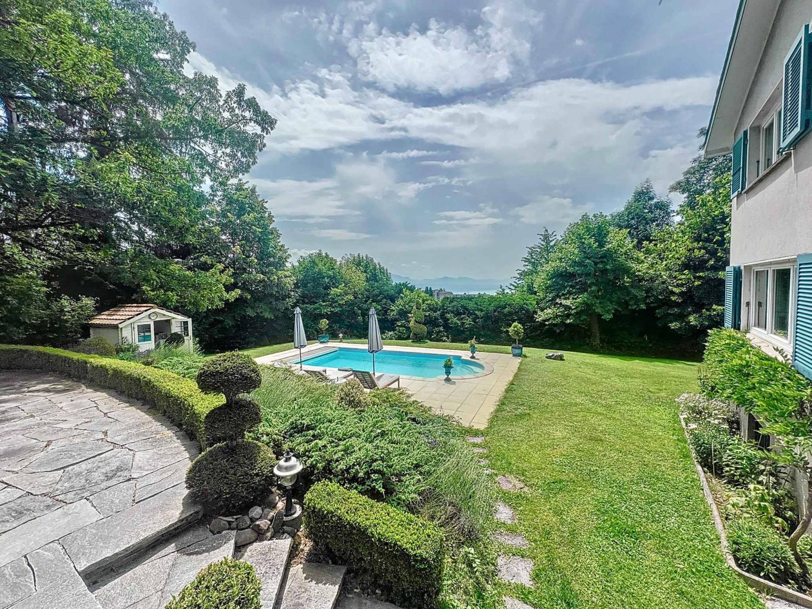 Magnifique environnement pour cette propriété avec vue sur le lac et Lausanne 