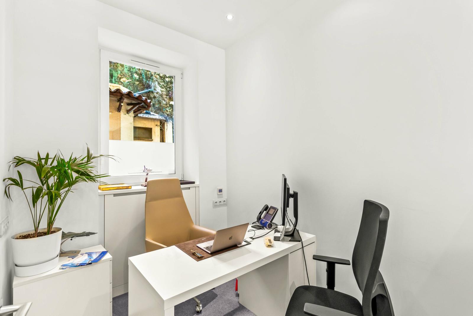 Rue Grimaldi: Murs Commerciaux avec Grandes Vitrines