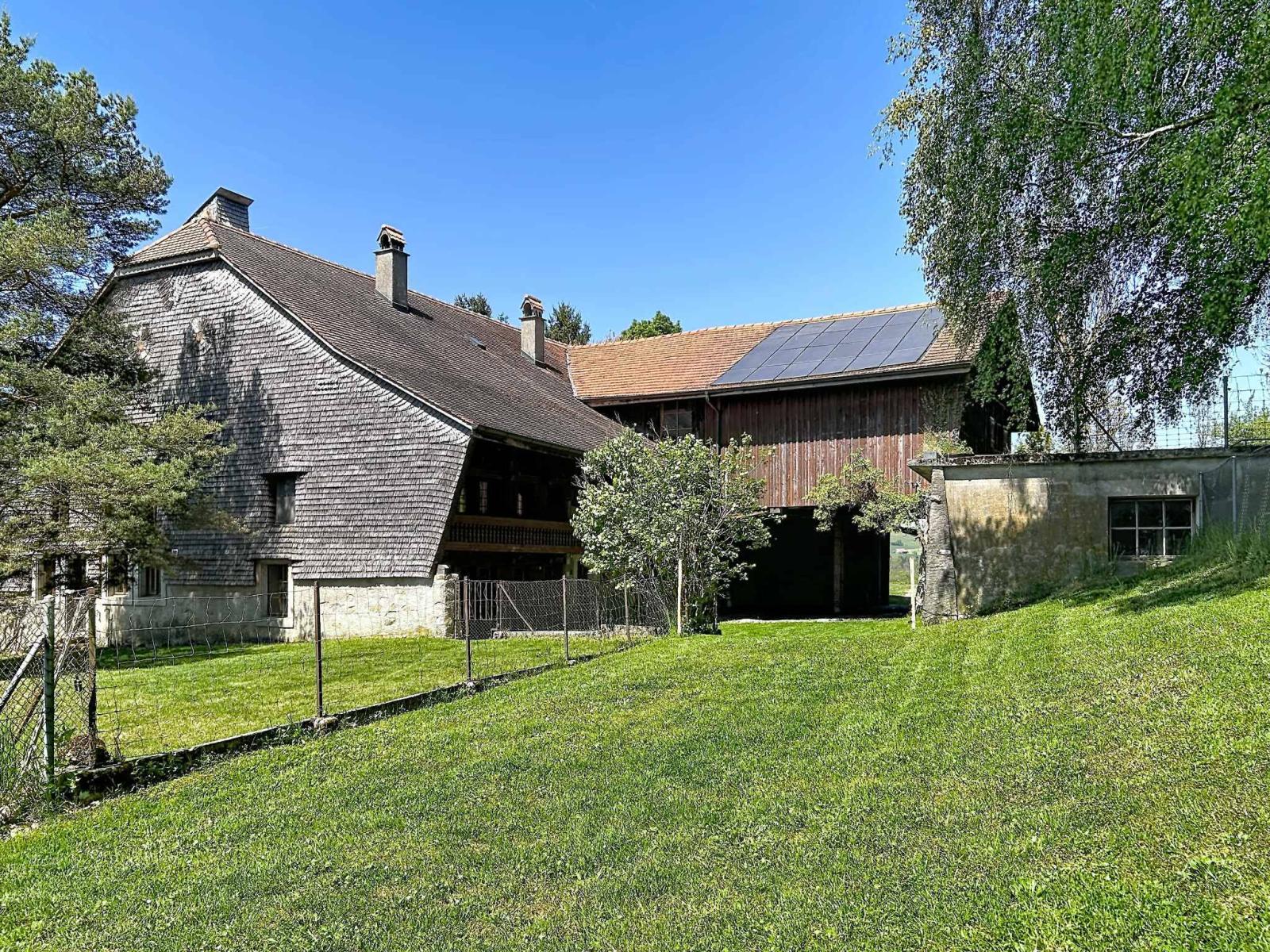 Charmante ferme de 7 pièces à rénover, environnement paisible avec annexes