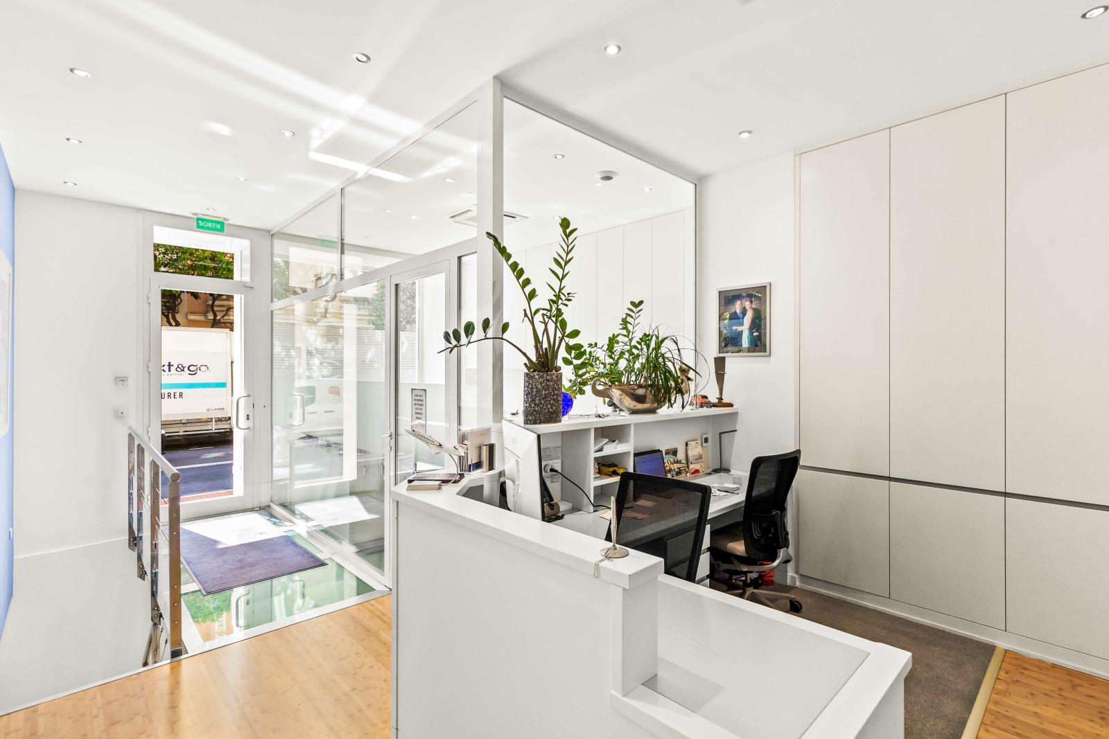 Rue Grimaldi: Murs Commerciaux avec Grandes Vitrines