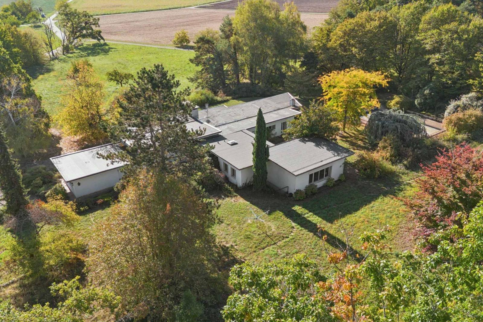 Villa individuelle sur une vaste parcelle de plus de 8'000 m²