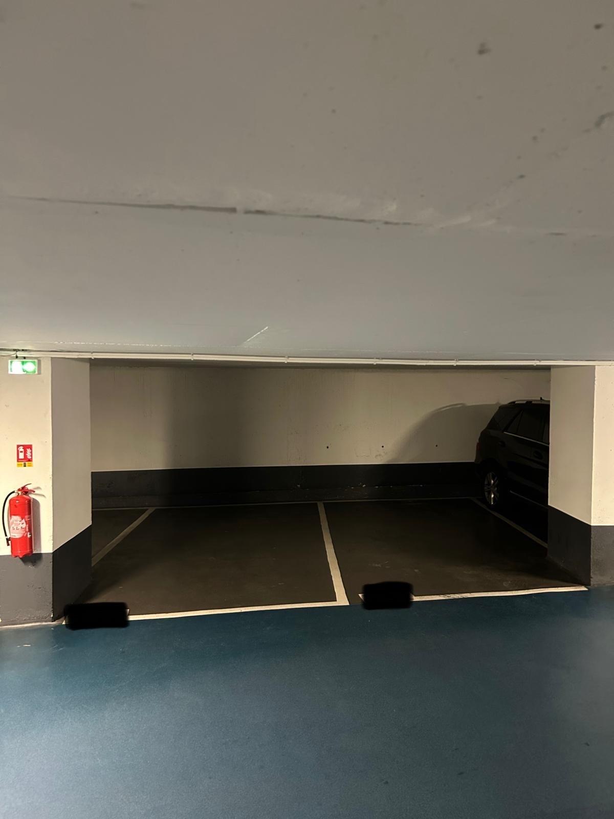 DEUX BELLES PLACES DE PARKING CENTRALES