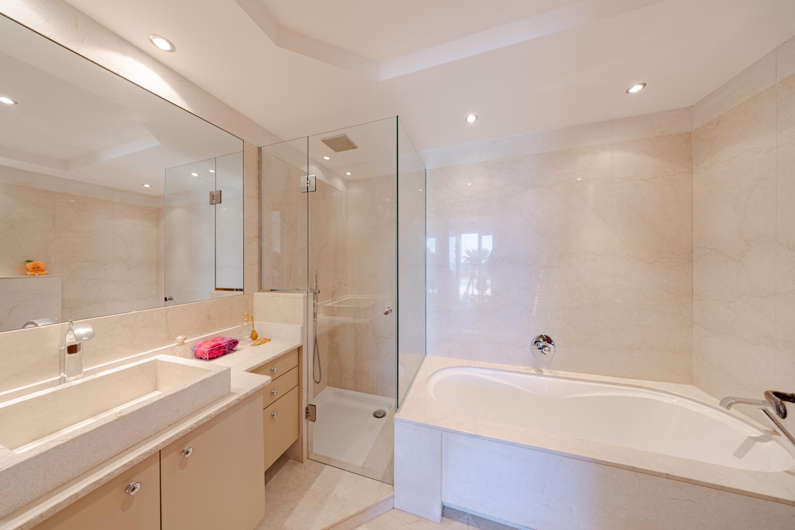DEUX VILLAS PROCHE DE MONACO AVEC PISCINE