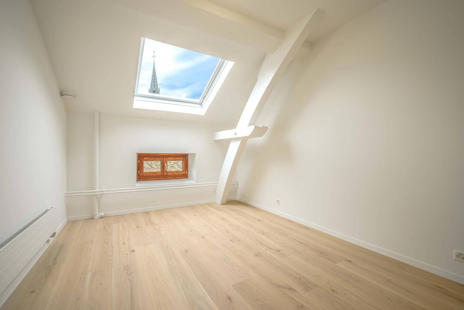 APPARTEMENT ENTIÈREMENT RÉNOVÉ À DEUX PAS DU LAC AVEC CAVE DE 63 M²