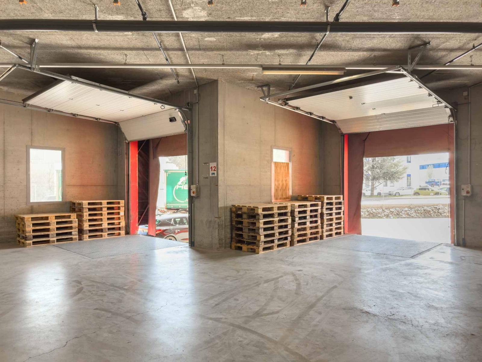 Magnifique dépôt Logistique de 1'000m² avec Quais de Déchargement