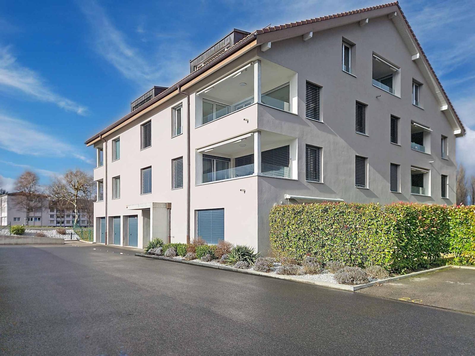 Appartement moderne de 3.5 pièces avec places de parc couvertes