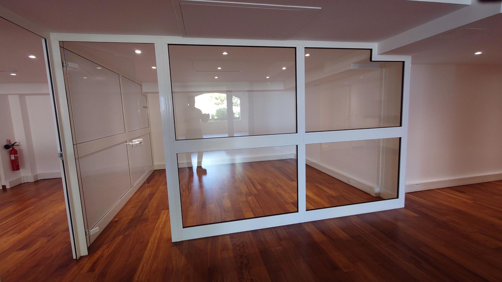 Bureau avec vitrine donnant une rue piétonne