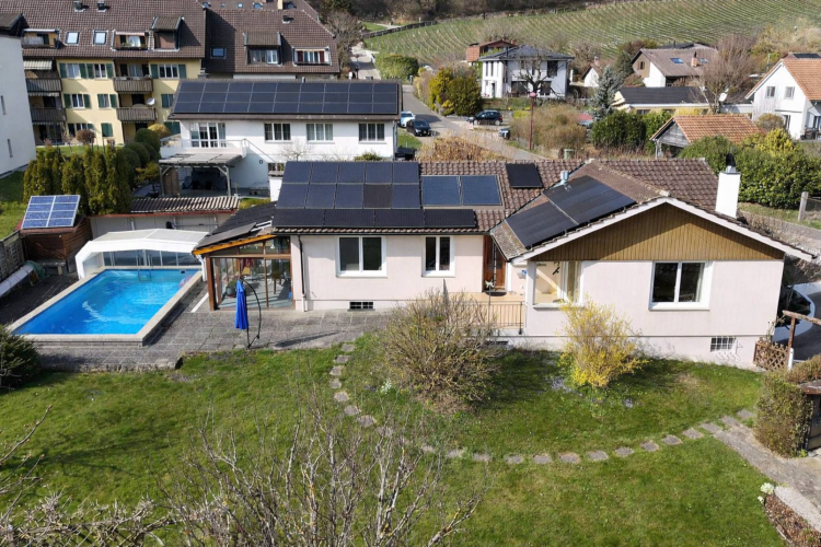 Maison familiale avec piscine et espaces extérieurs