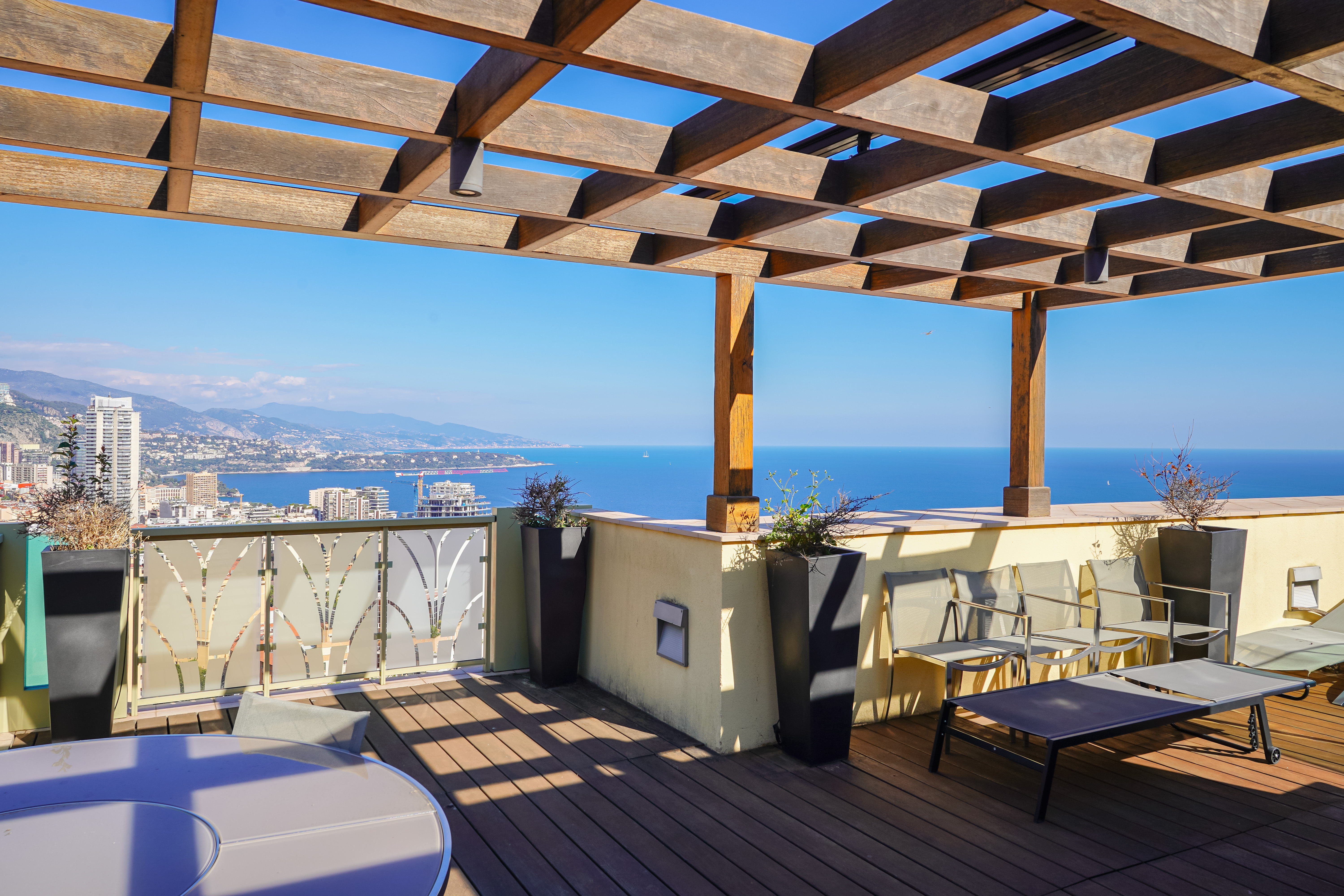 hRmBB_terrasse-vue-mer-villa-les-pins-barnes-monaco-1773680630.jpg