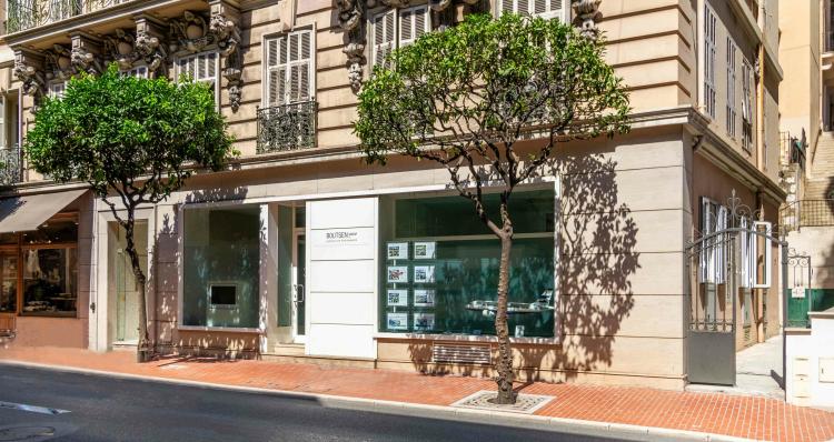 Rue Grimaldi: Murs Commerciaux avec Grandes Vitrines