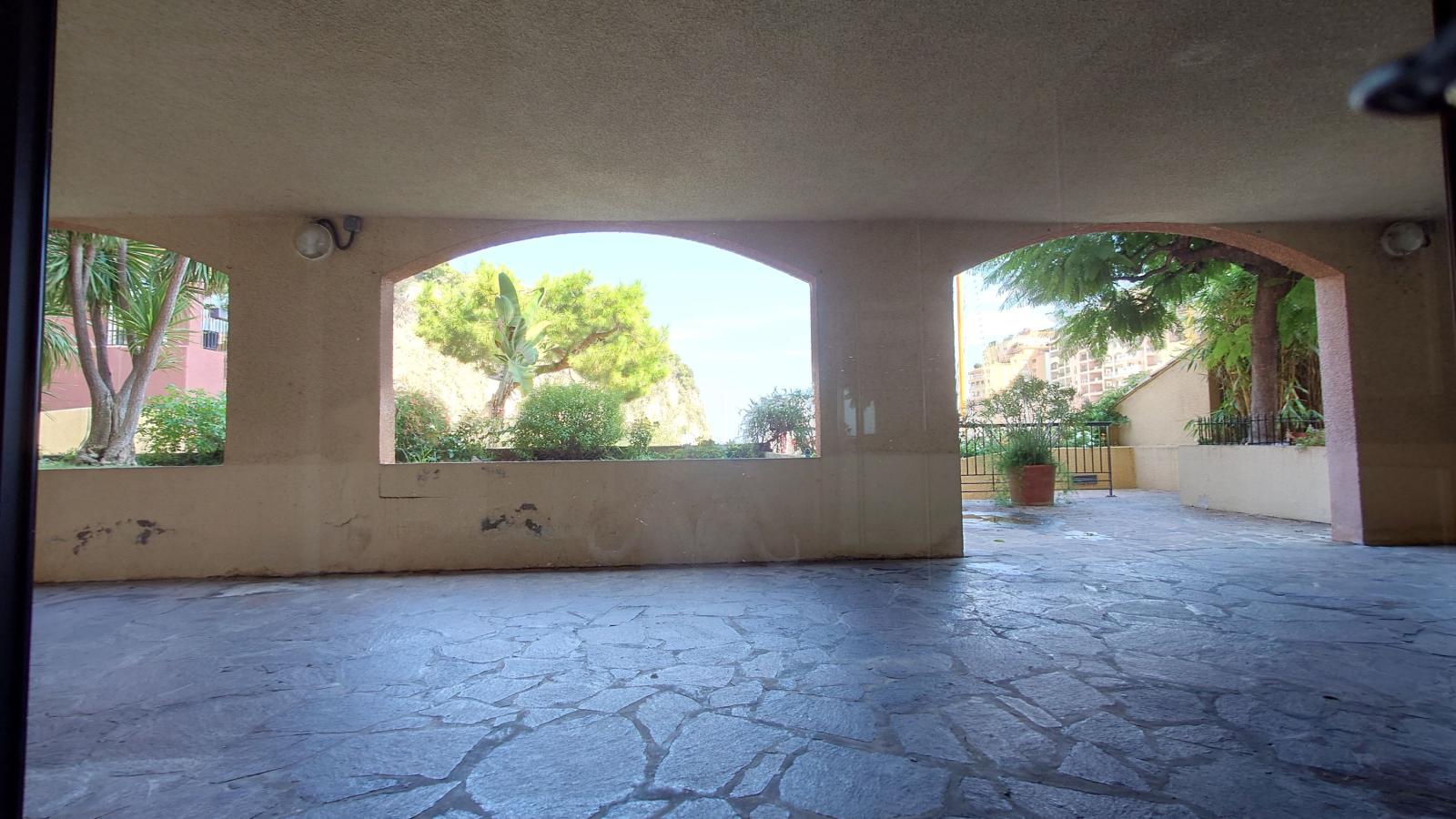 Bureau avec vitrine donnant une rue piétonne