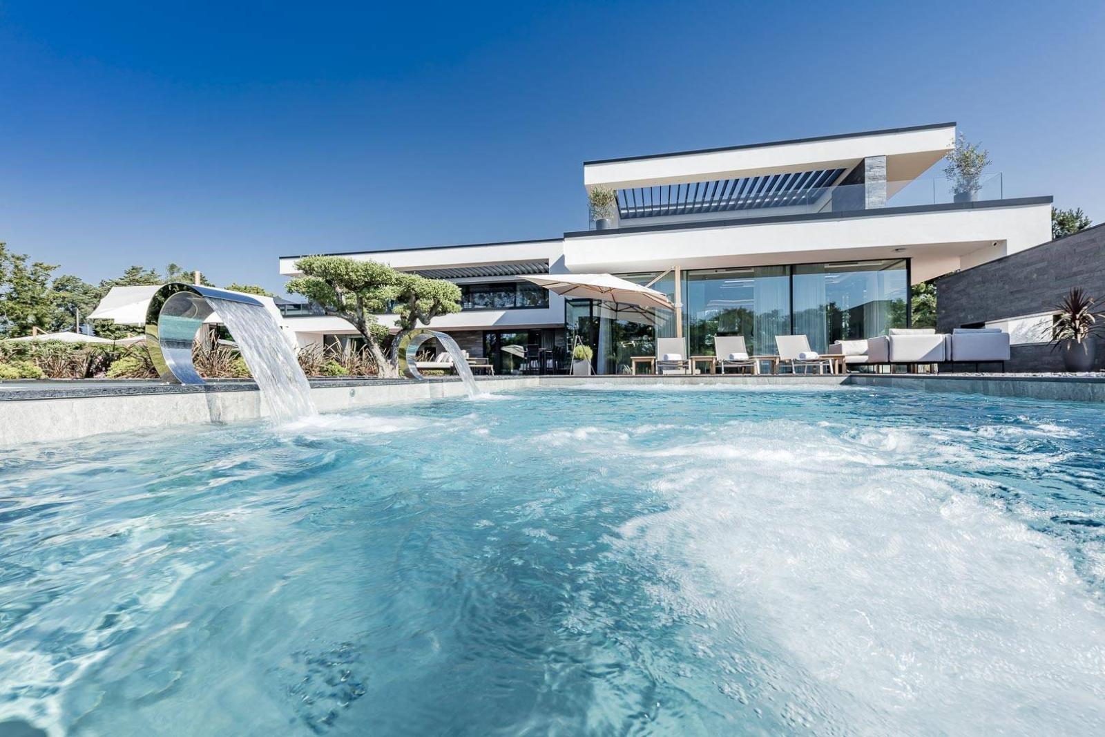 Propriété d'exception : alliance de l'art architectural et du confort prestigieux