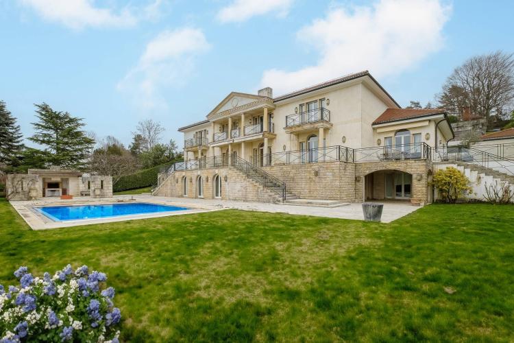 Vaste maison de maître divisée en 2 logements avec vue lac