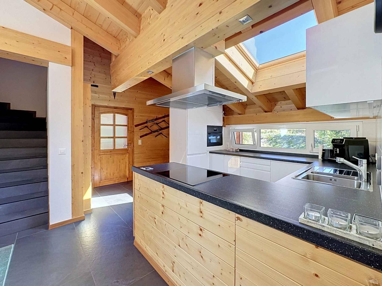 CHALET DE 15,5 PIÈCES
COMPOSÉ DE TROIS APPARTEMENTS INDÉPENDANTS