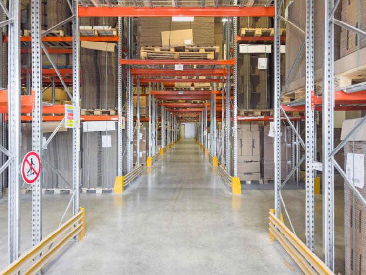 Dépôt Logistique -aménagé de racks - accès quais de Déchargement