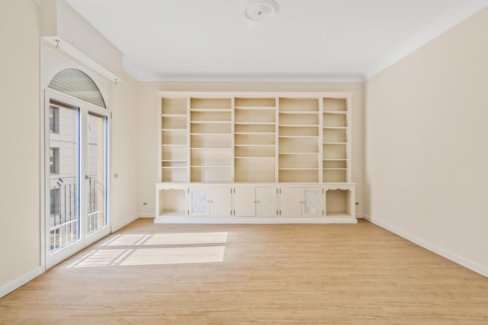 Villa Bel Air: 5 Pièces Bourgeois Duplex Entièrement Rénové avec Vue Mer et Parking