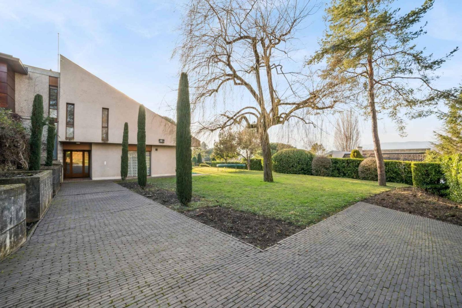 Villa d'architecte avec belle vue et accès privatif au lac