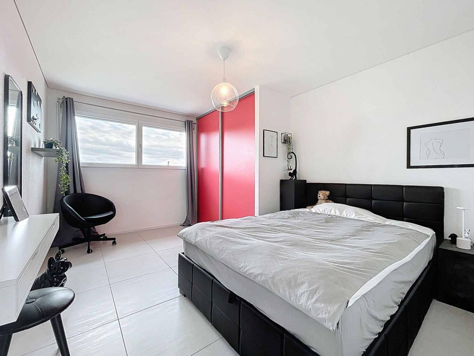 Villa individuelle moderne - jardin, piscine et vue partielle lac et Alpes