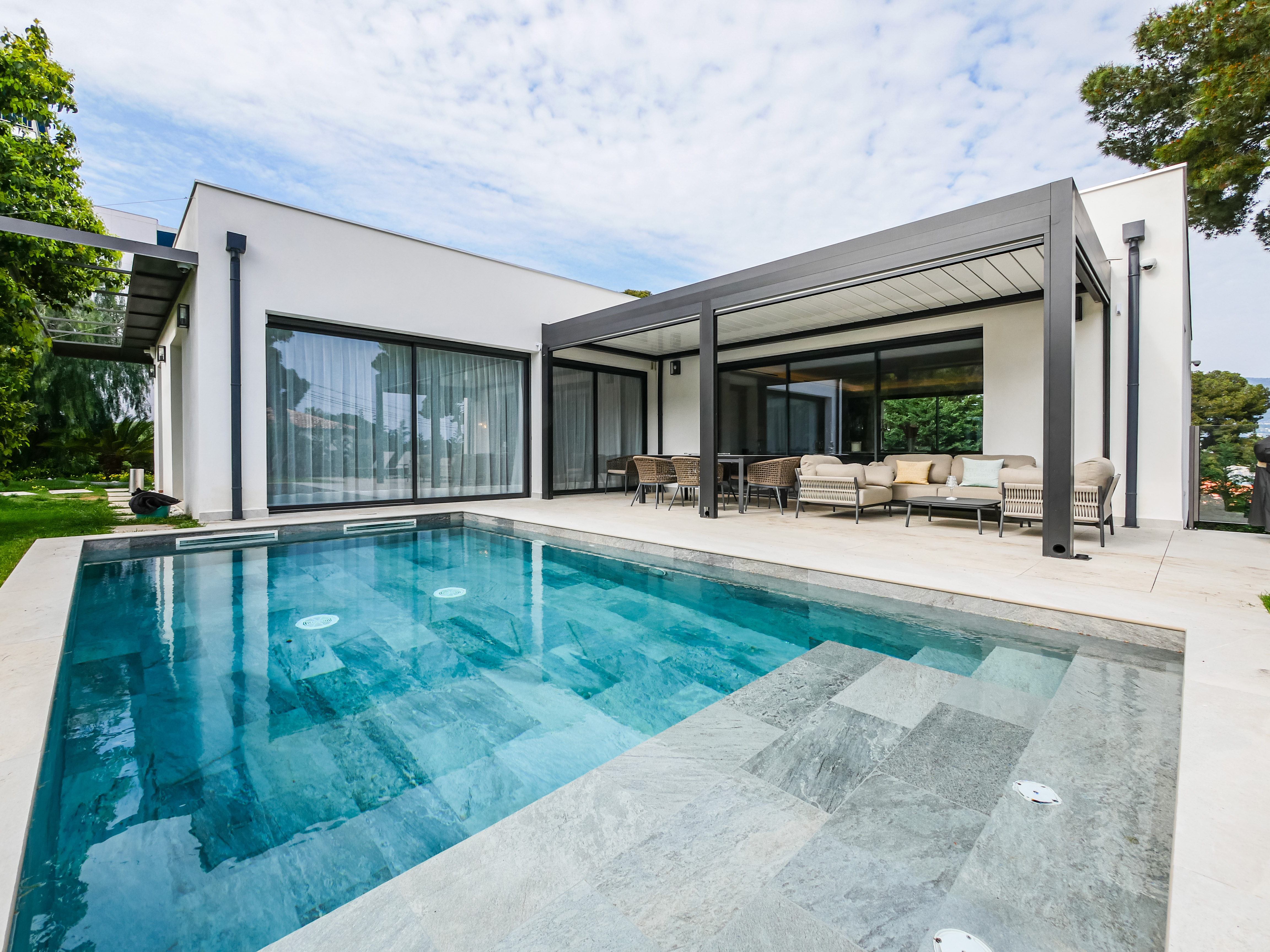 IKkyN_maison-piscine-1711622619.jpg