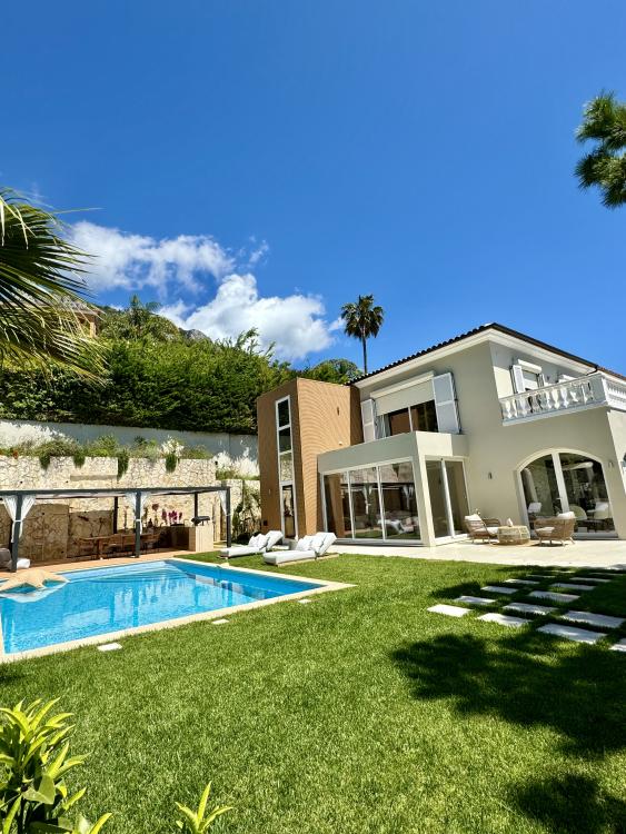 MAGNIFIQUE VILLA PROCHE DE MONACO
