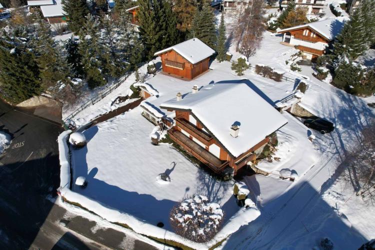 Domaine avec 2 chalets individuels reliés par les sous-sols