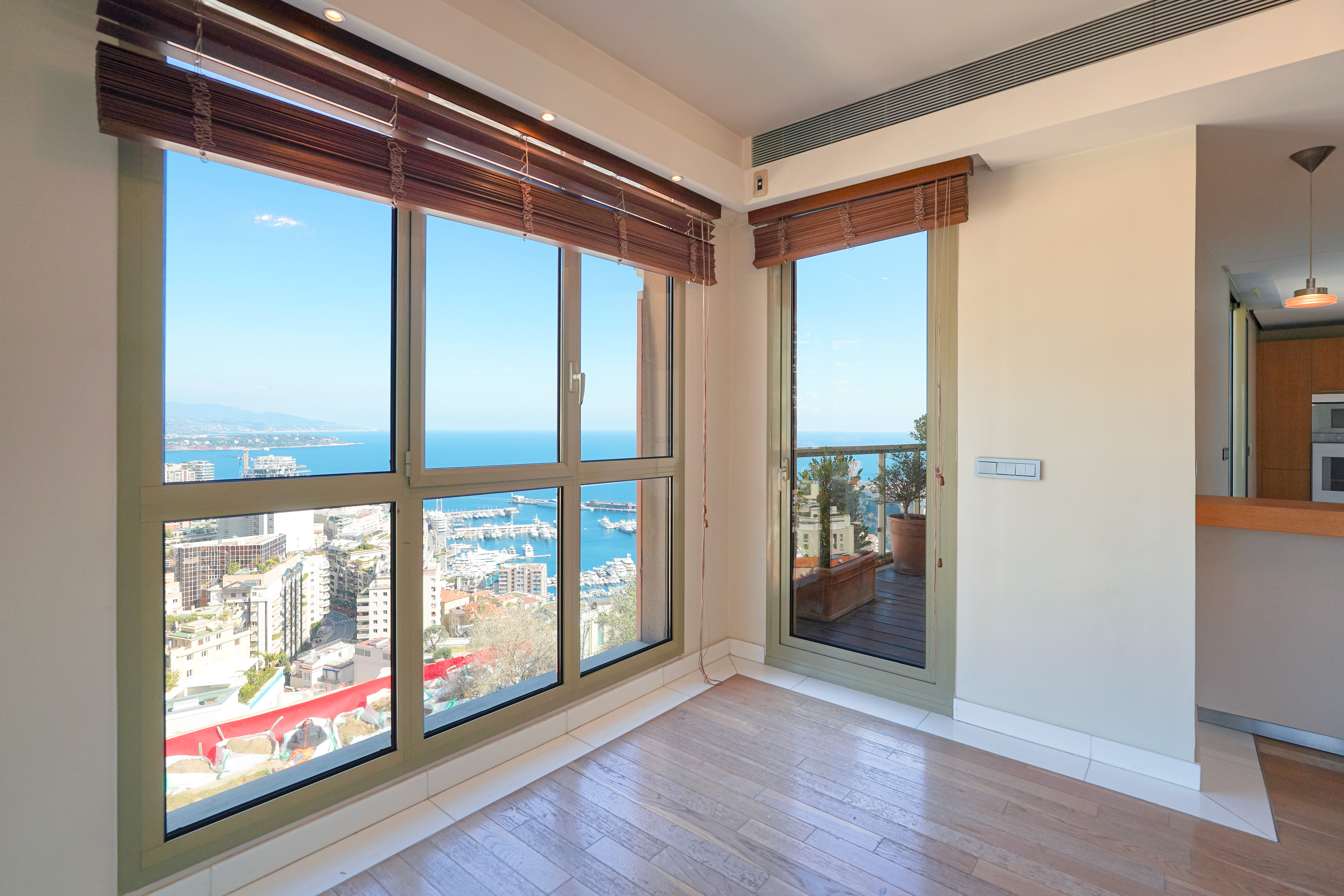 j1kRC_angle-terrasse-vue-mer-villa-les-pins-barnes-monaco-1773680595.jpg