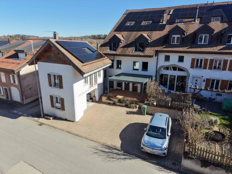 Maison de caractère rénovée avec studio indépendant et espaces généreux