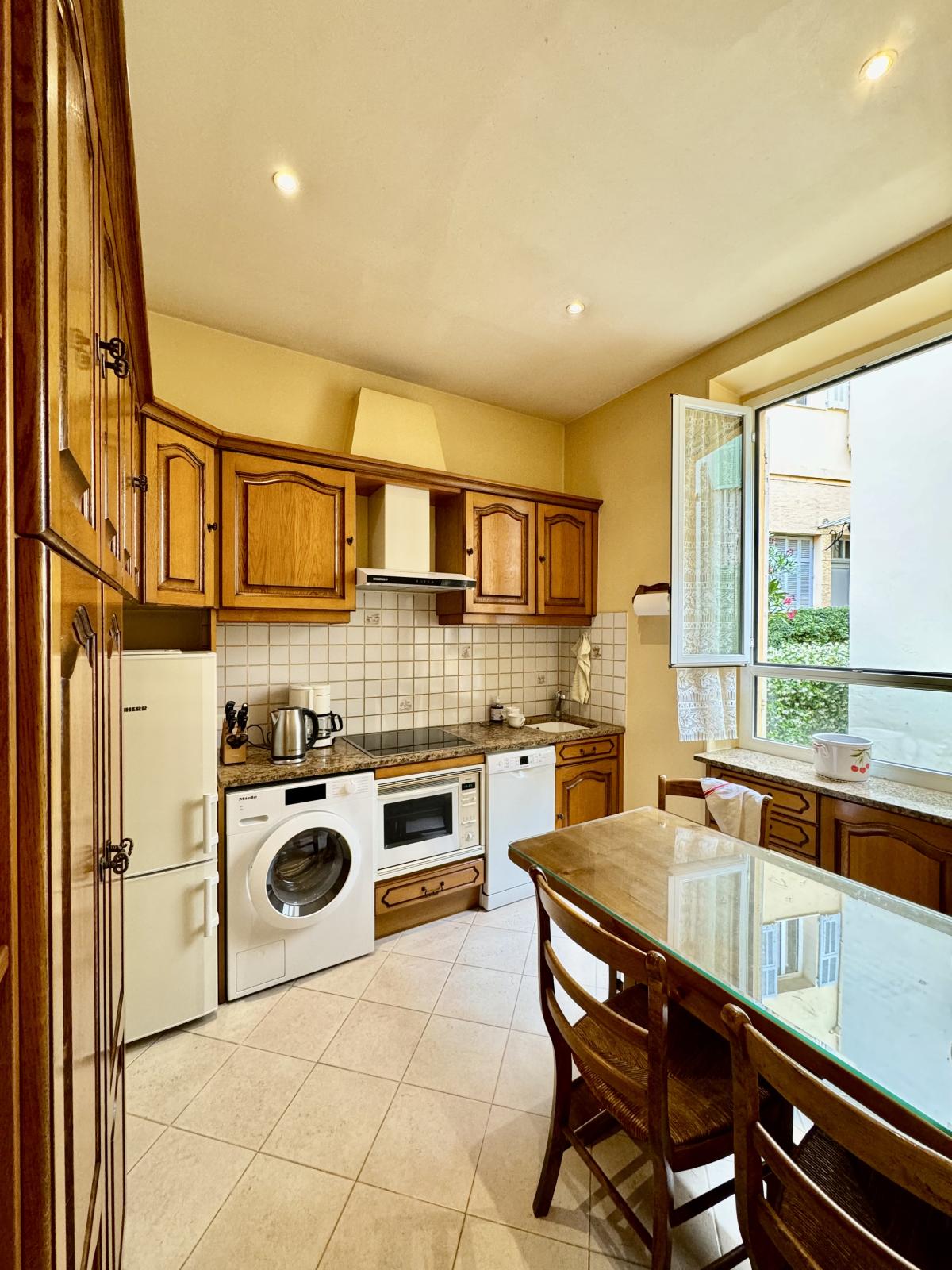 MAGNIFIQUE 4 PIECES AVEC VUE SUR LE ROCHER