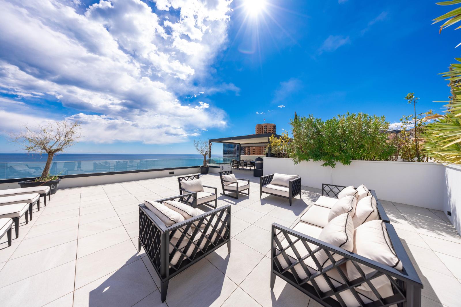 PENTHOUSE RENOVE PROCHE DE MONACO AVEC VUE MER SUR
