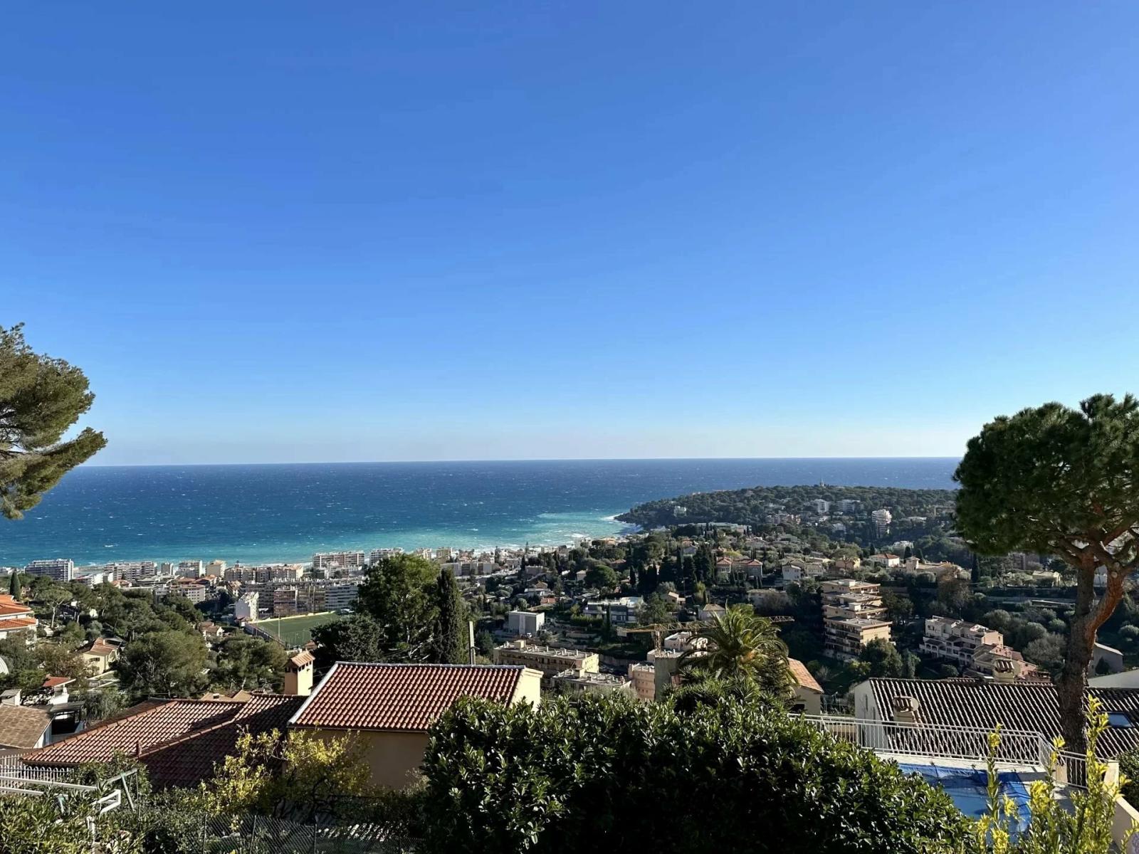 ROQUEBRUNE - MAISON SUR 3 ÉTAGES - 7 PIÈCES