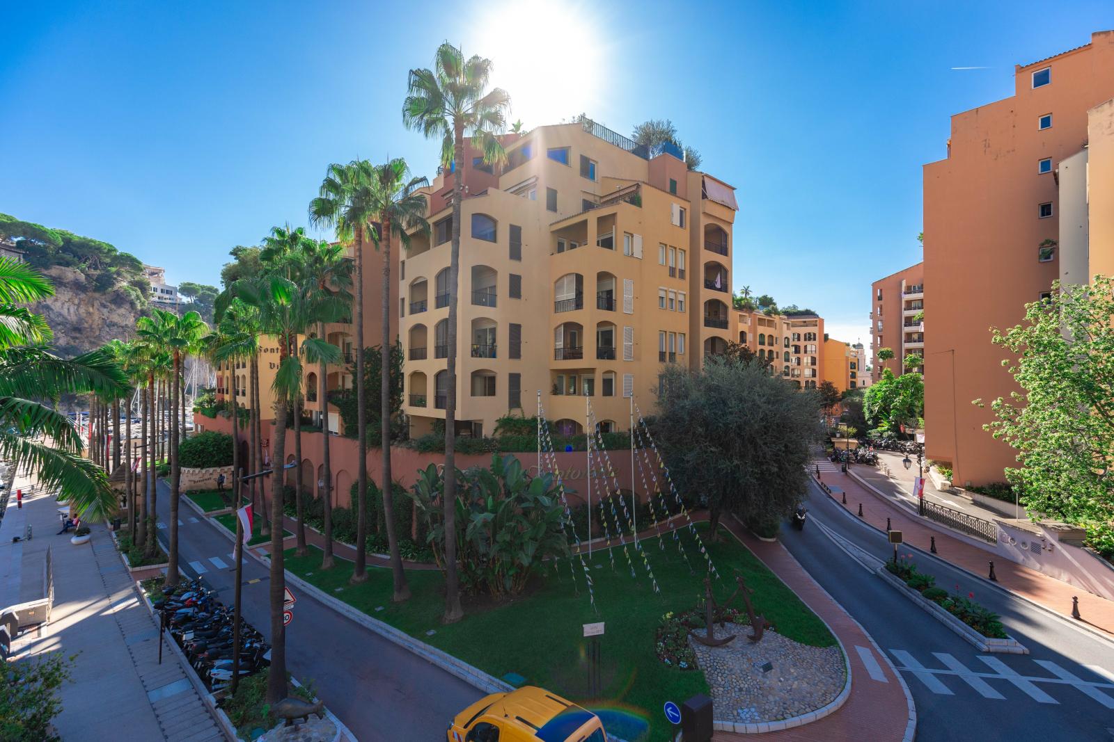 BUREAU AVEC BELLE VITRINE