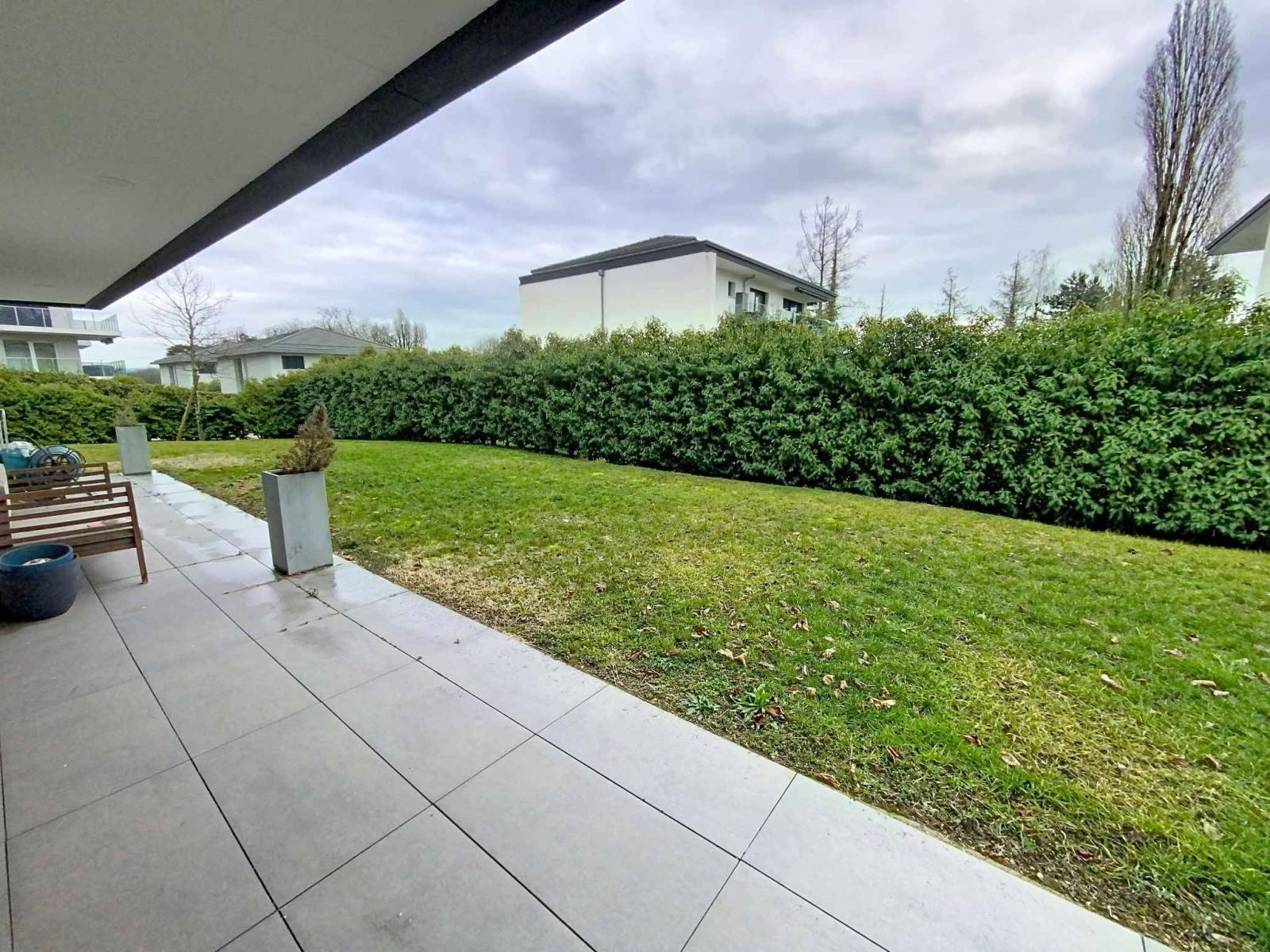 Élégance Contemporaine avec Jardin Privatif à Saint-Prex